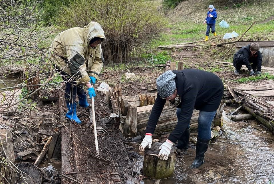 Кировские активисты провели субботники у родников