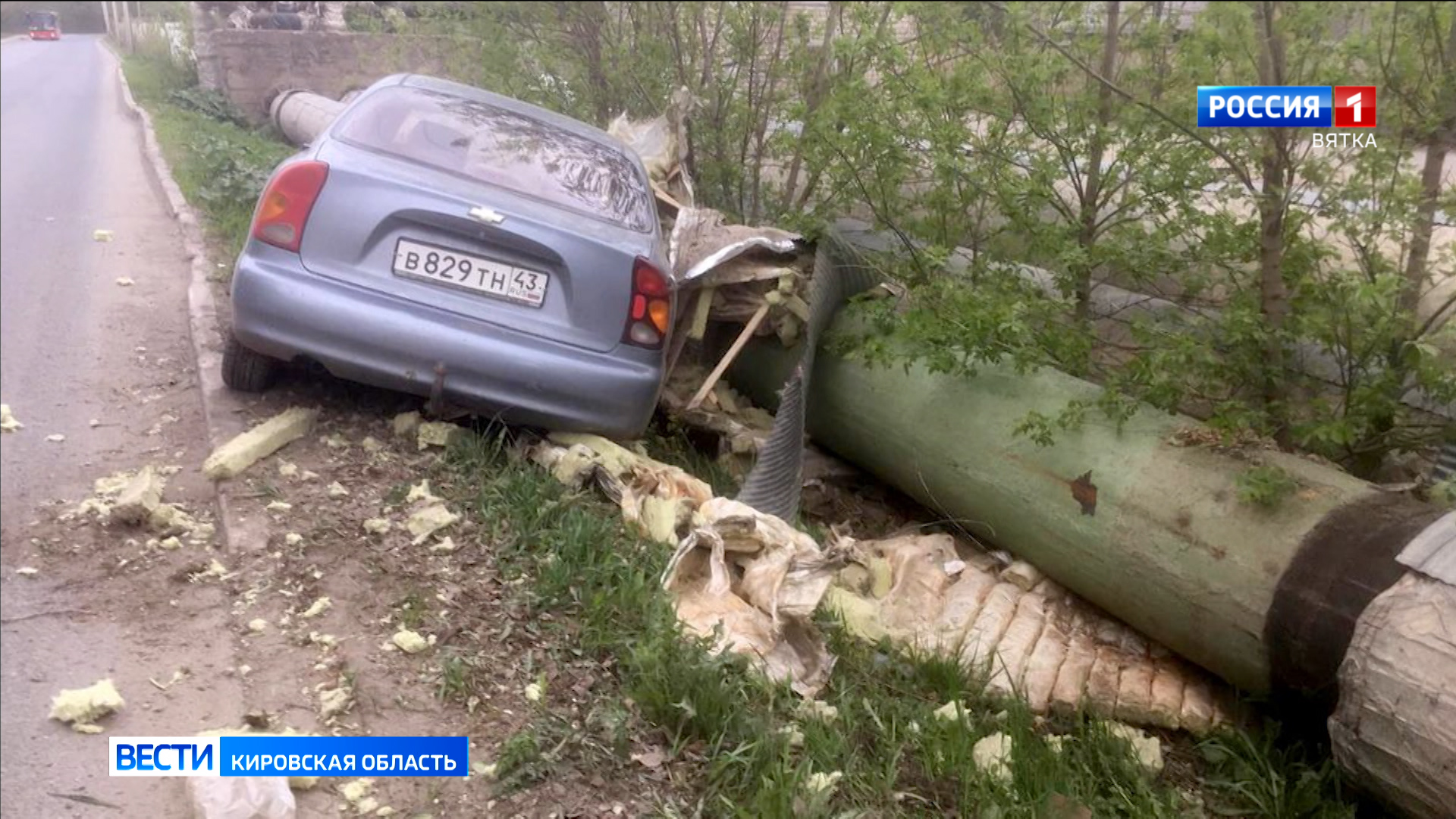 В Кирове на улице Сормовской водитель врезался в трубопровод
