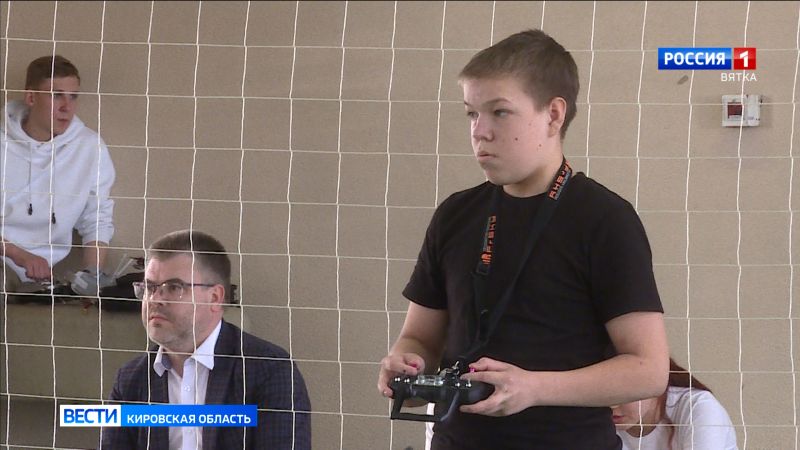 Кировские школьники попробовали себя в роли операторов беспилотных летательных аппаратов