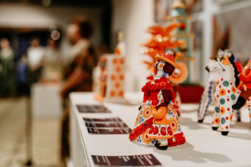 Около 200 раритетных дымковских игрушек собрали для выставки «Лепная. Расписная» в краеведческом музее