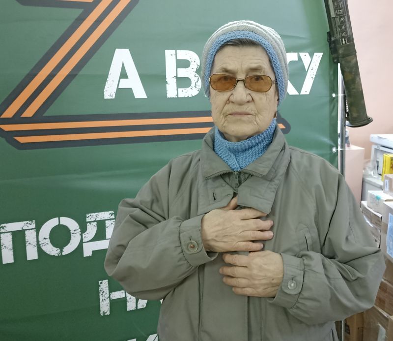«Фронту часто помогают очень стойкие люди»: 80-летняя кировчанка шьёт рукавицы для участников СВО
