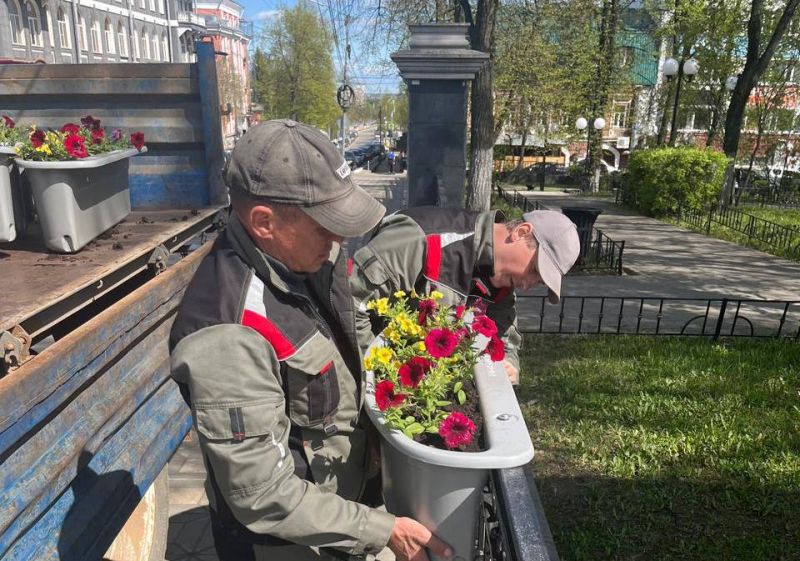 Улицы исторической части Кирова украшают цветами ко дню города