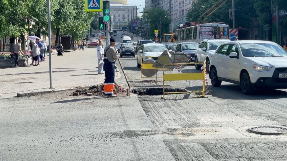 Улицу Карла Маркса приводят в порядок перед торжественным шествием в день города