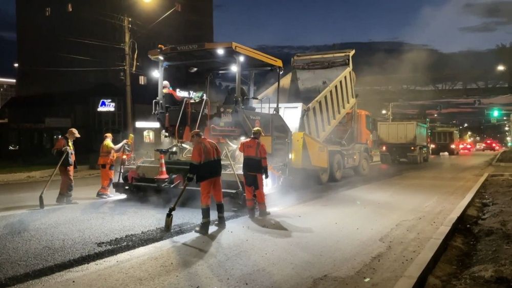 К дню города спешат завершить ремонт проезжей части и тротуаров на улице Ленина