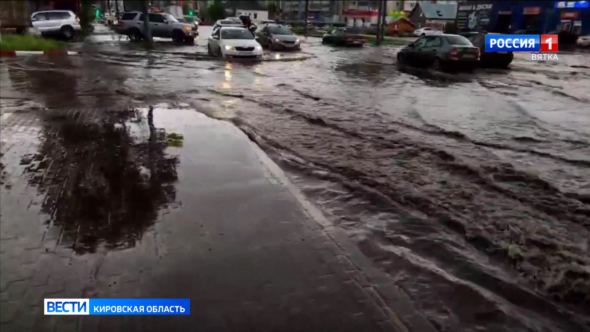 Кировскую область накрыли мощный ливень и грозы