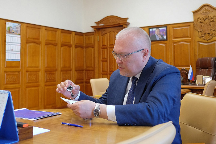 Молодые ученые представили губернатору Александру Соколову свою инновационную продукцию