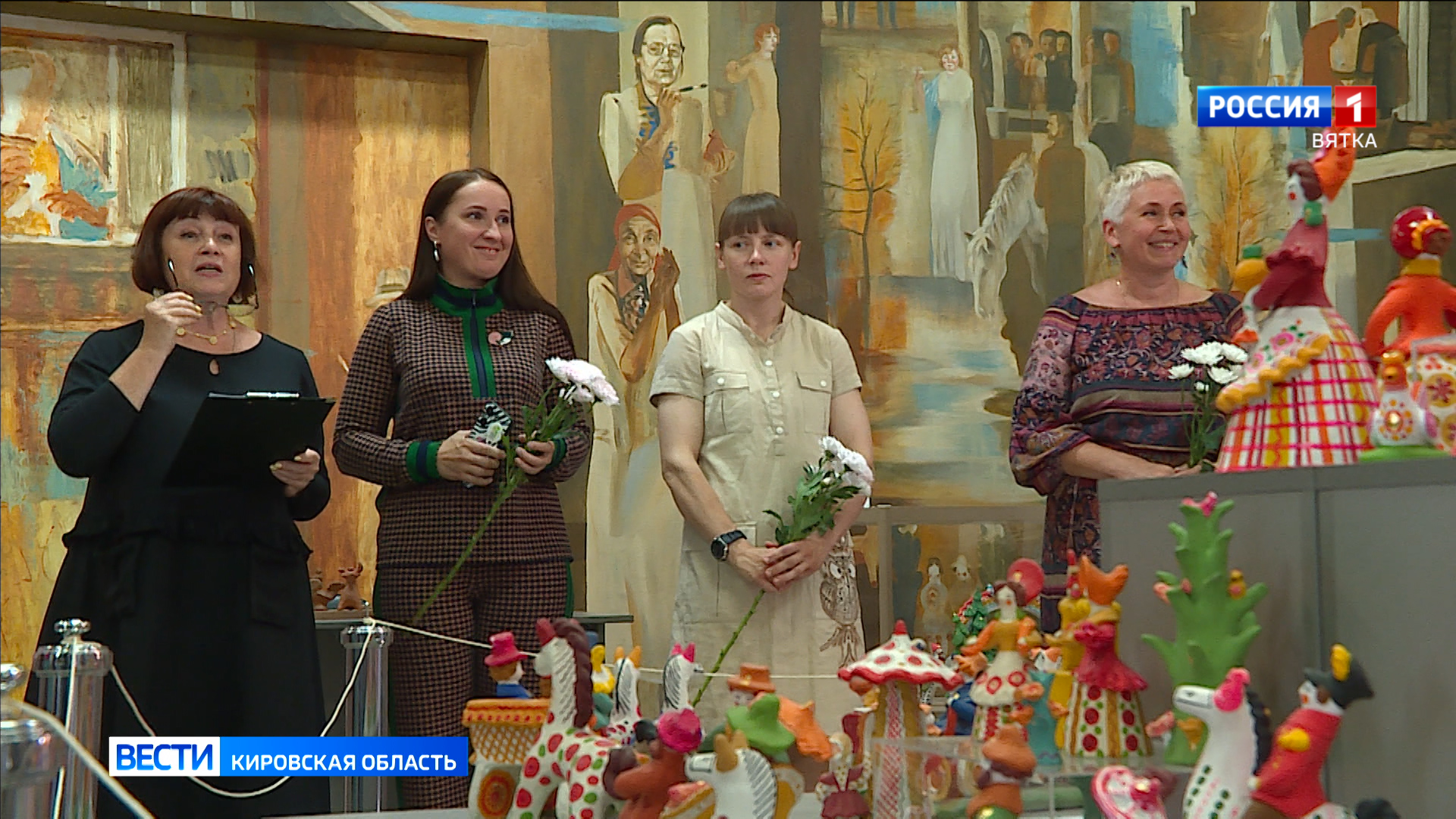 В Кирове открылась выставка мастериц дымковской игрушки «Город над Вяткой-рекой»
