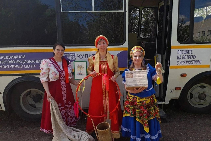 В отдаленные уголки Кировской области приезжают автоклубы