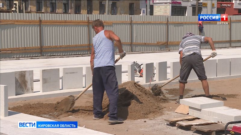 На площади перед Вятской филармонией началась укладка гранита