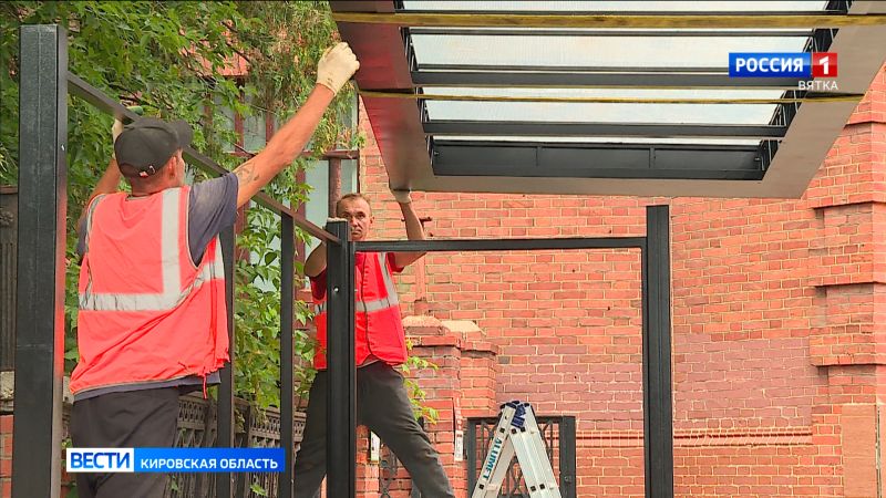 В центре Кирова устанавливают новые остановочные павильоны