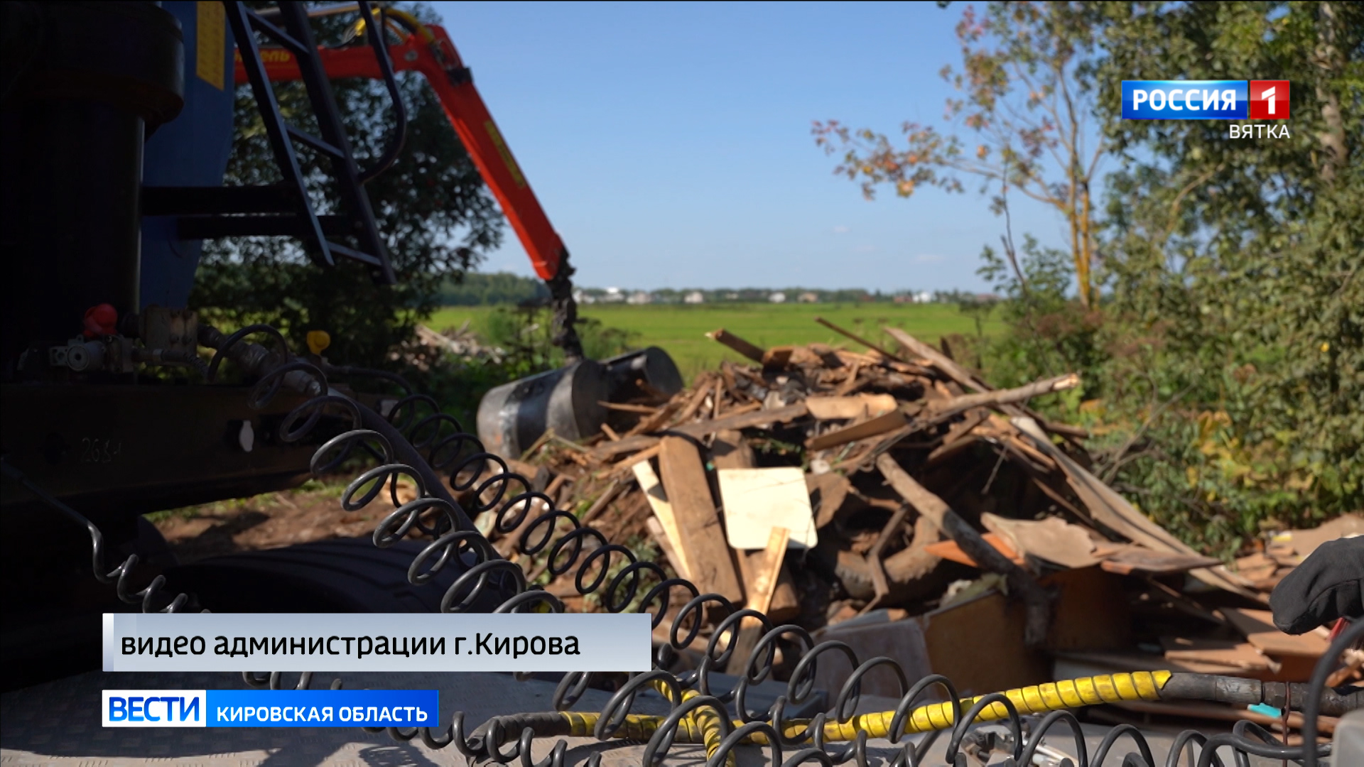 На дороге возле Кирова образовалась стихийная свалка