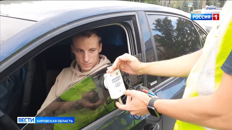 В Кирове инспекторы ГИБДД проверяют тонировку стекол