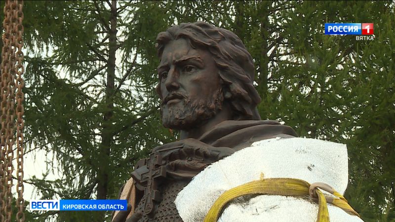 На площади у областной филармонии установили памятник Александру Невскому