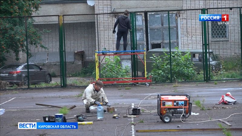 В Кирово-Чепецке с помощью ППМИ ремонтируют старую теннисную площадку