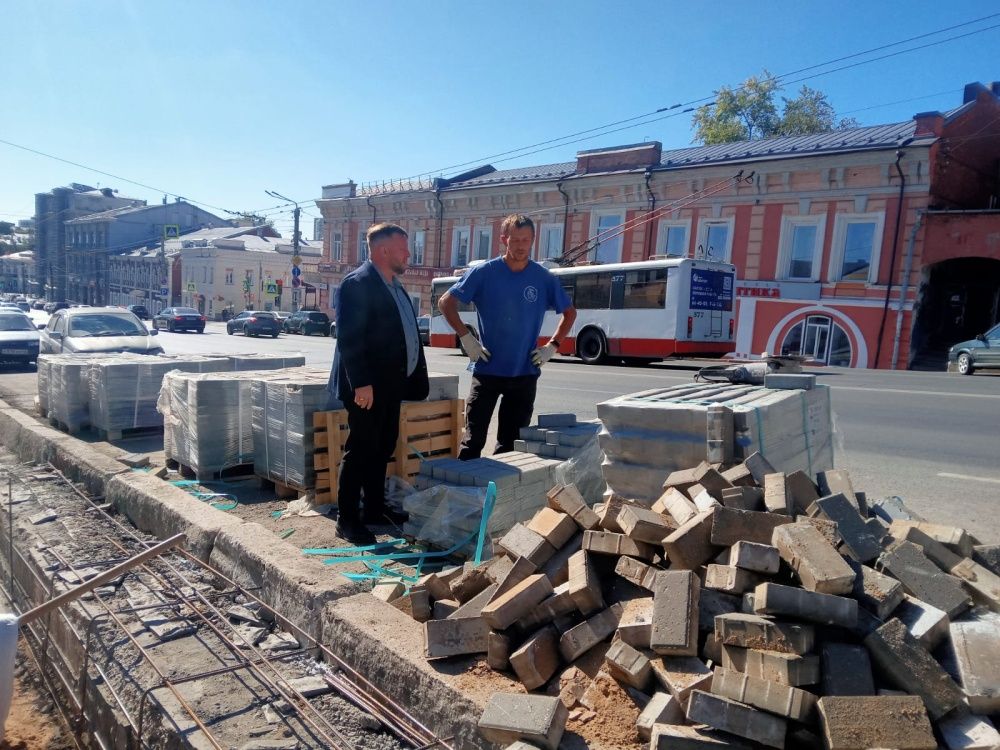 Вячеслав Симаков проверил ход работ по ремонту лестничных маршей и подпорных стенок в Кирове