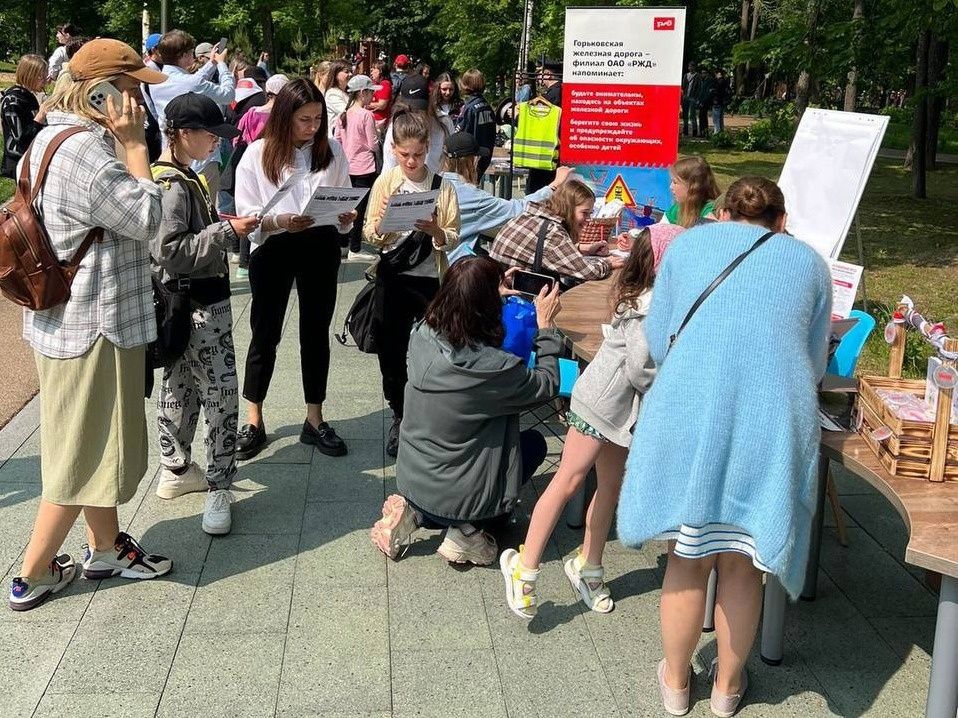 Юным кировчанам напомнили, как переходить через ЖД пути