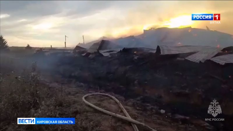 В Сунском районе в деревне Курчум загорелся зерносклад