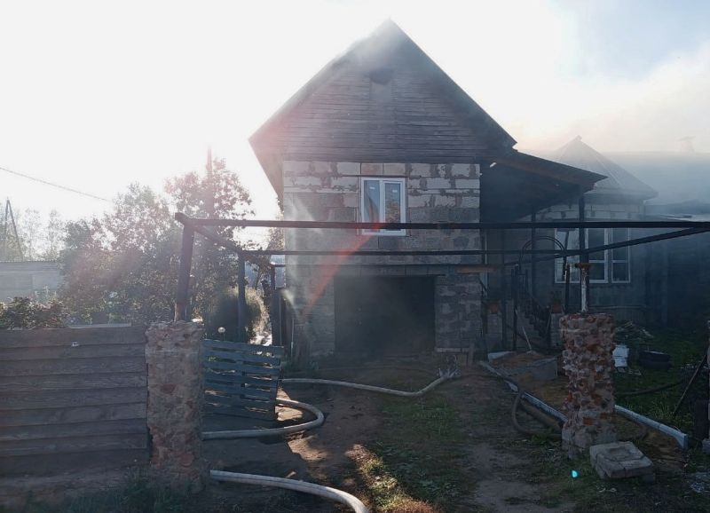 В Верхошижемье от искр загорелись хозпостройки