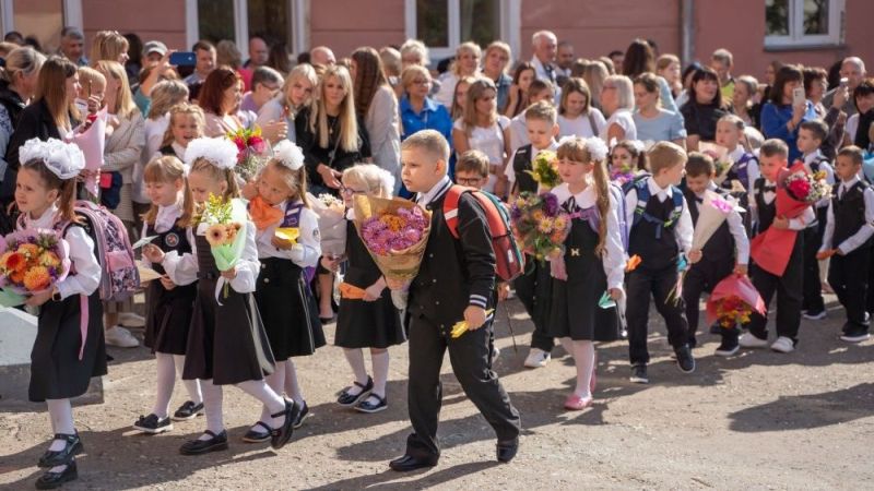 В Кирове сели за парты 6896 первоклашек