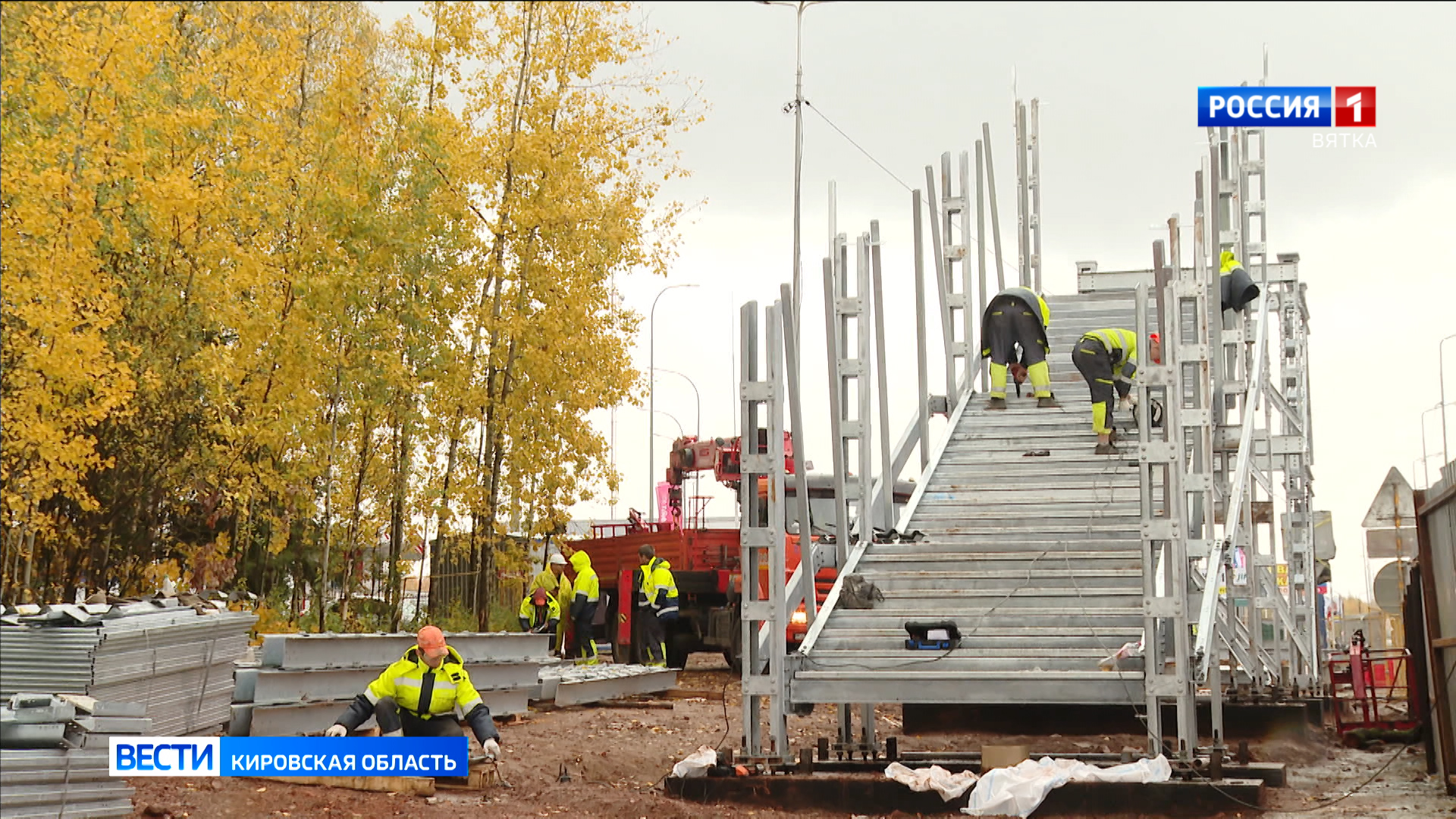На Южном обходе продолжается строительство надземного пешеходного перехода