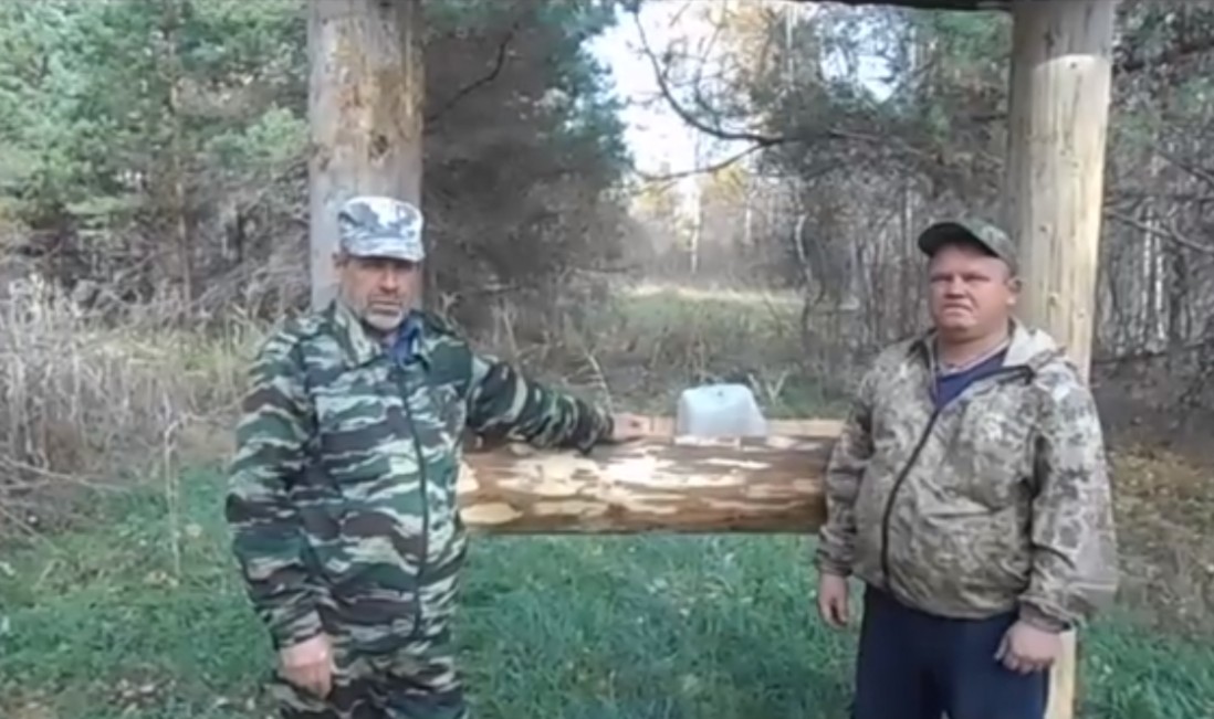 В лесах Санчурского района охотники устанавливают солонцы