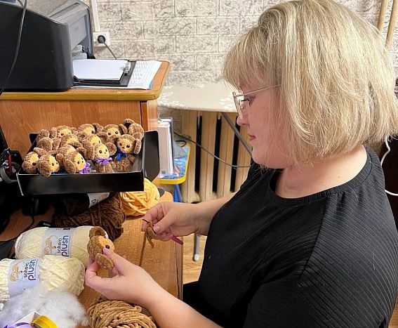 Кировчанка создает обереги для бойцов