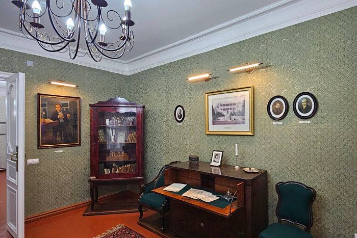 Губернатор Кировской области Александр Соколов вместе с семьей посетил обновленный дом-музей М.Е. Салтыкова-Щедрина