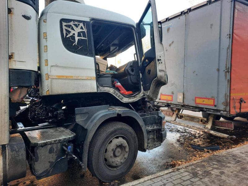 В Кирове кабина грузовика опрокинулась на водителя: мужчина погиб