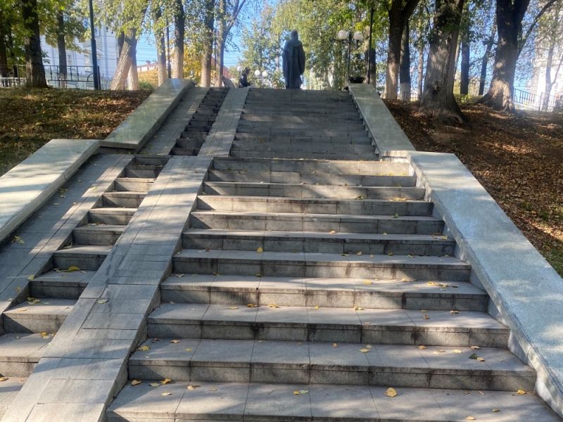 В Покровском сквере привели в порядок лестницы