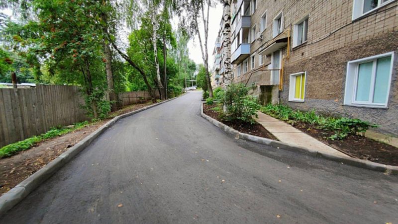 Придомовую территорию дома на улице Рождественской в Слободском привели в порядок