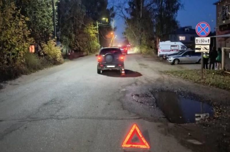 В Оричах под колеса авто попала 7–летняя девочка