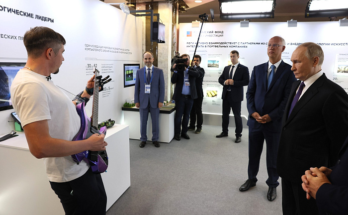 Уроженец Немы сыграл для президента Путина композицию на электрогитаре