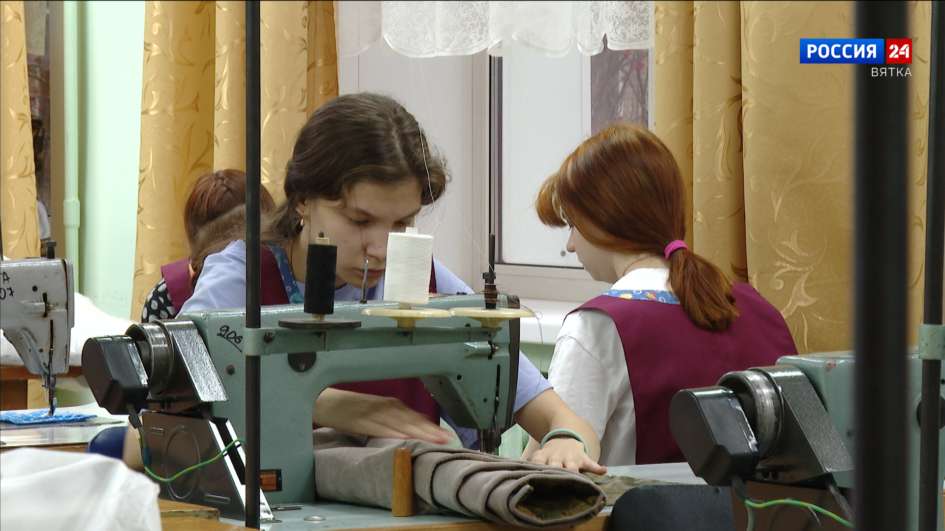 Студенты автодорожного колледжа освоили выпуск тактического снаряжения для бойцов СВО