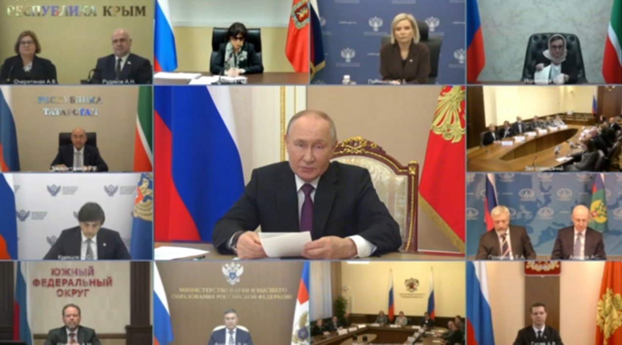 Путин поручил разработать основы госполитики по поддержке русского языка