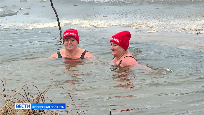Любители зимнего купания отметили праздник «День моржа»