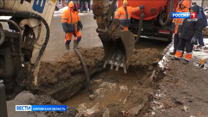 В микрорайоне Радужный устраняют дефект на теплосетях