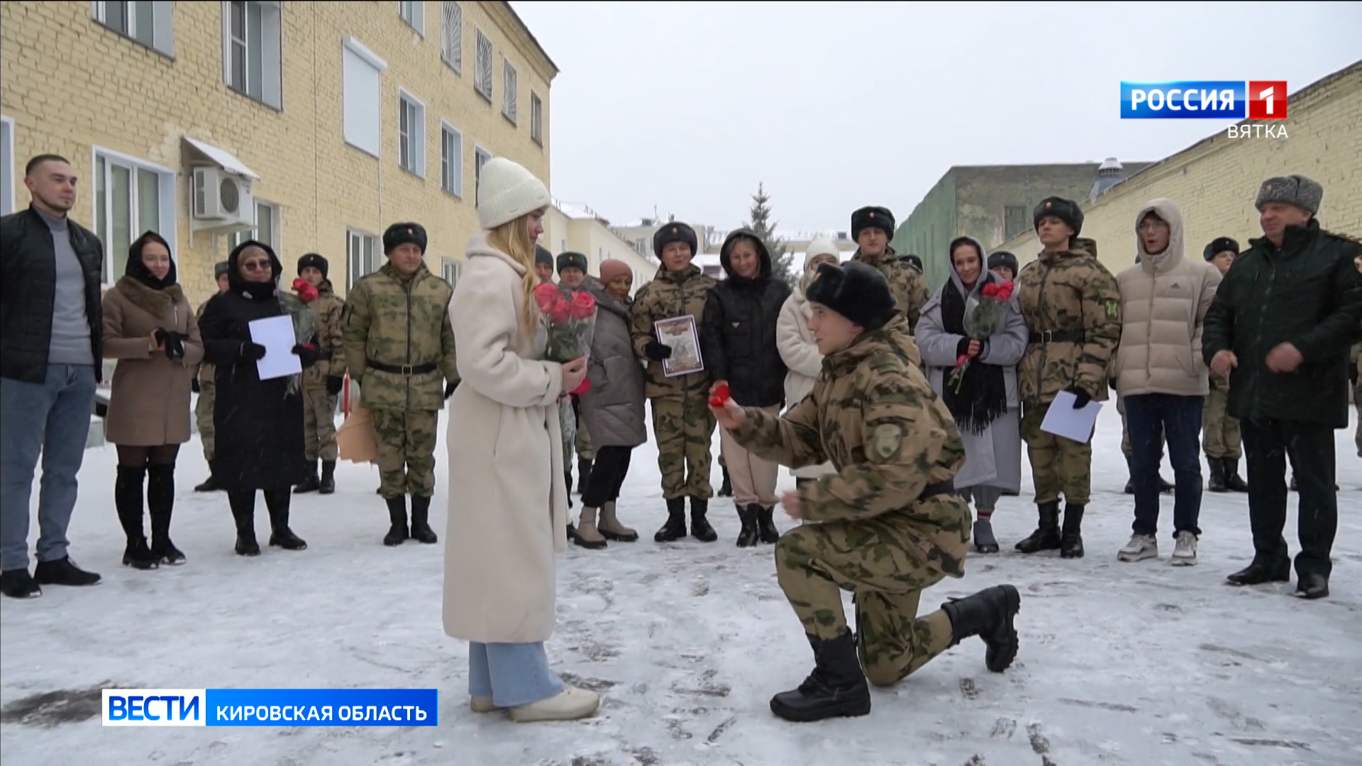 Ефрейтор Росгвардии сделал предложение своей девушке на плацу