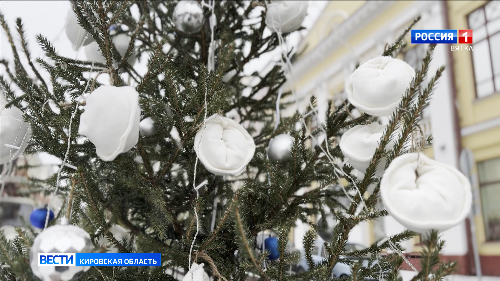 Одну из ёлок на пешеходной Спасской украсили пельменями