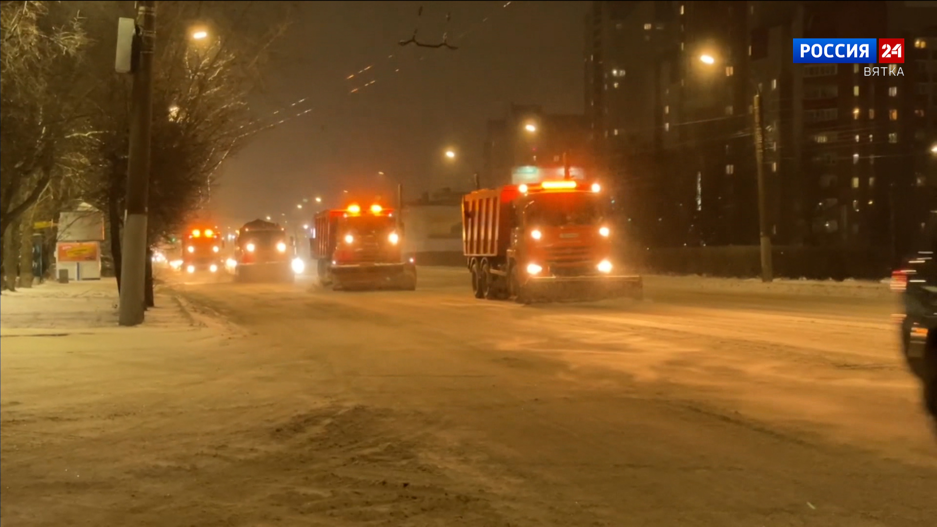 В Кирове продолжается уборка городских улиц после обильных снегопадов