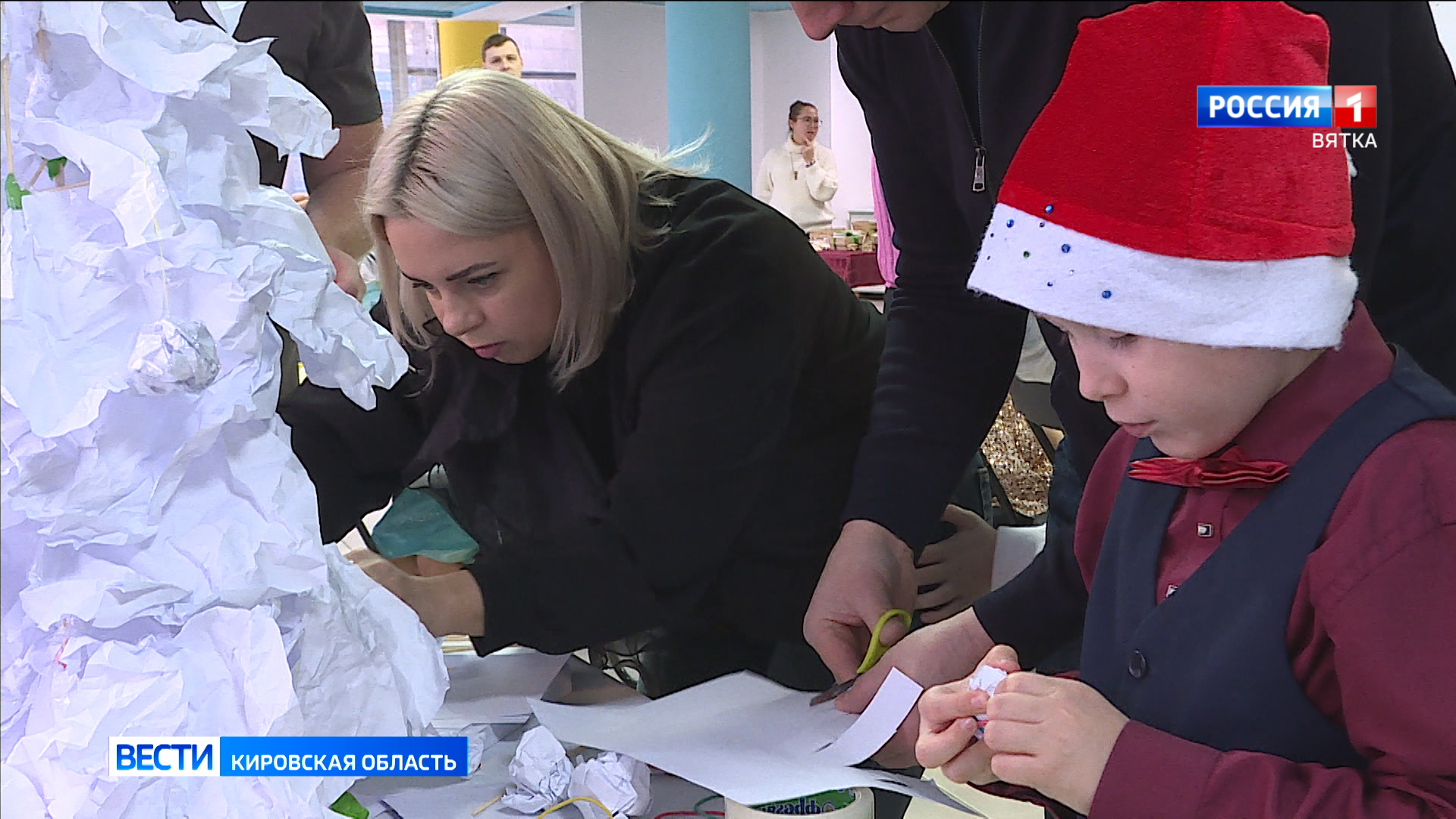 В Кирове в рамках семейного инженерного марафона прошел конкурс на изготовление новогодней ёлки