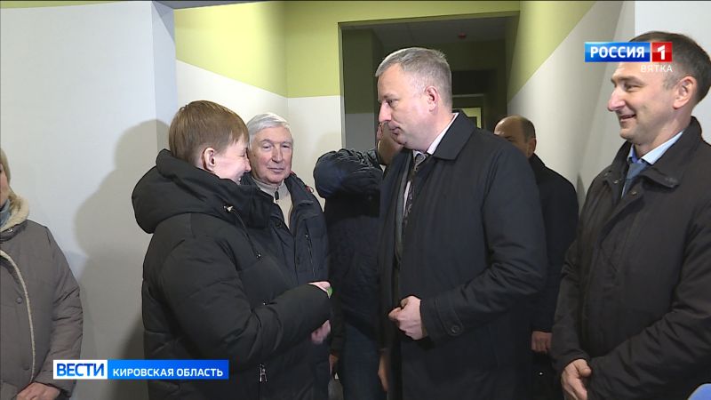 В  Кирове вручили  ключи от квартир переселенцам из ветхого и аварийного жилья