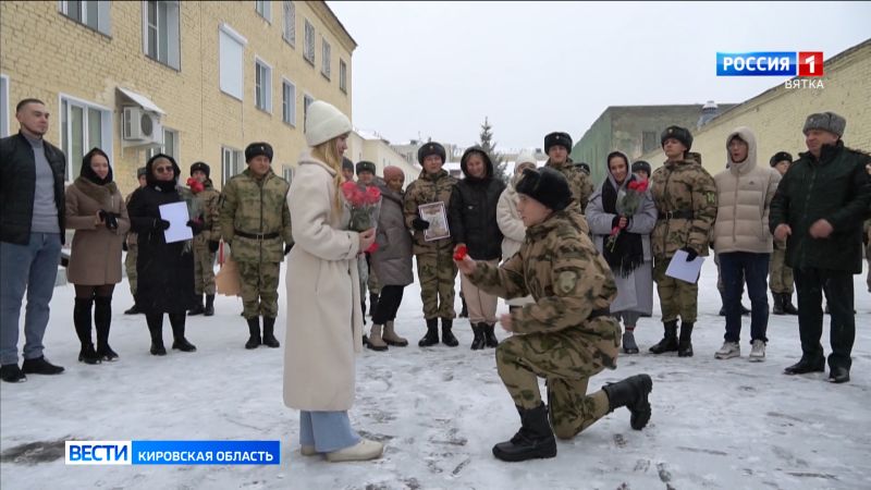 Ефрейтор Росгвардии сделал предложение своей девушке на плацу