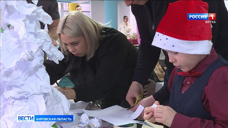 В Кирове в рамках семейного инженерного марафона прошел конкурс на изготовление новогодней ёлки