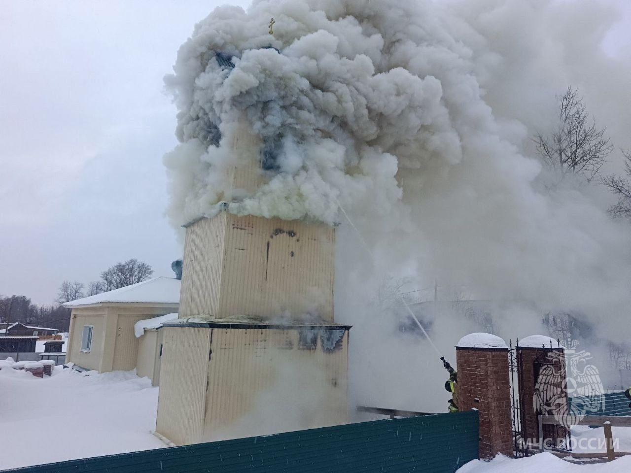 В поселке городского типа Богородское загорелась церковная колокольня