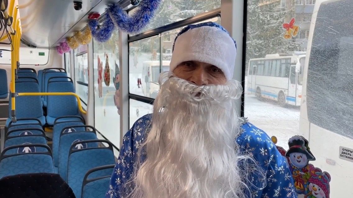 На маршруте № 107 «Киров — Мурыгино» пассажиров встречают Дед мороз и Снегурочка