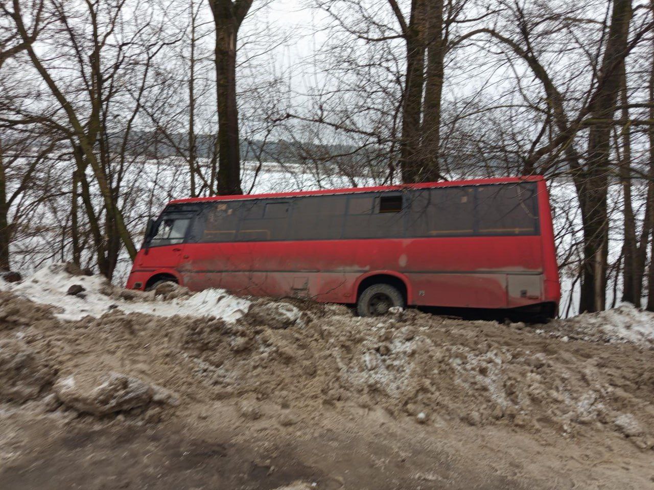 В результате ДТП с автобусом, съехавшим с дороги, пострадал один человек