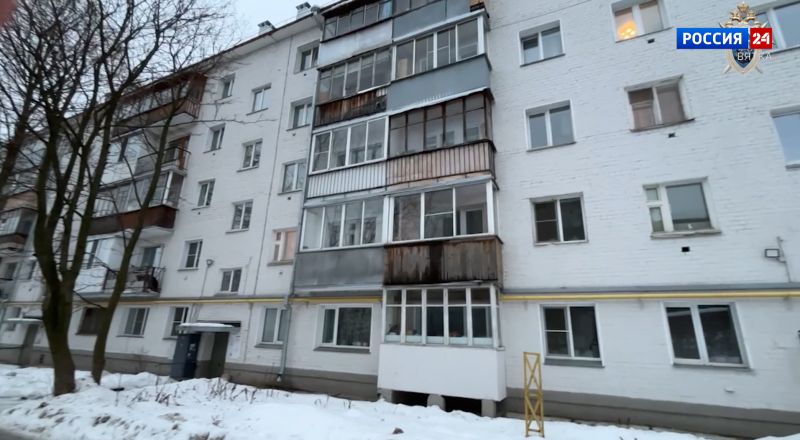 В Кирове снежная масса, упавшая с крыши дома, травмировала женщину