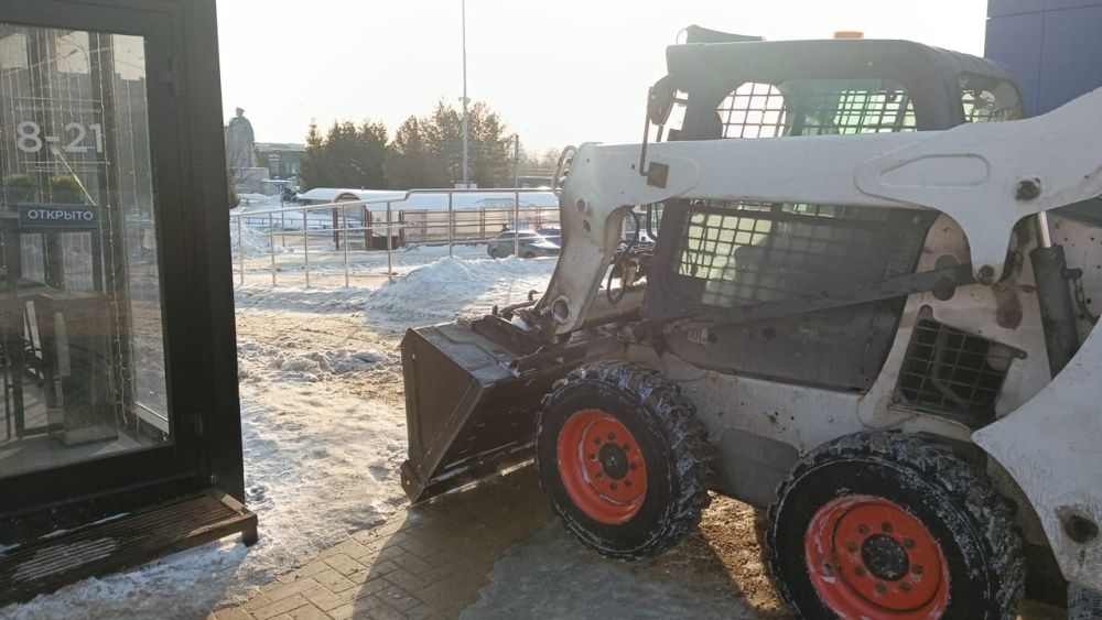 В Кирове с городских парковок вывозят снег