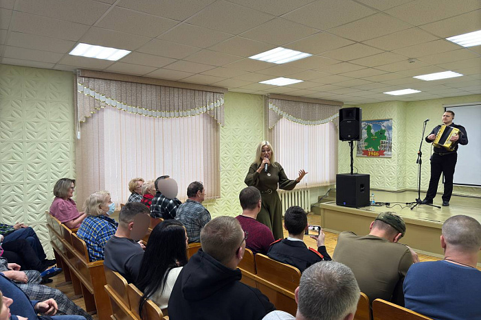 Виктория Цыганова выступила перед кировскими бойцами