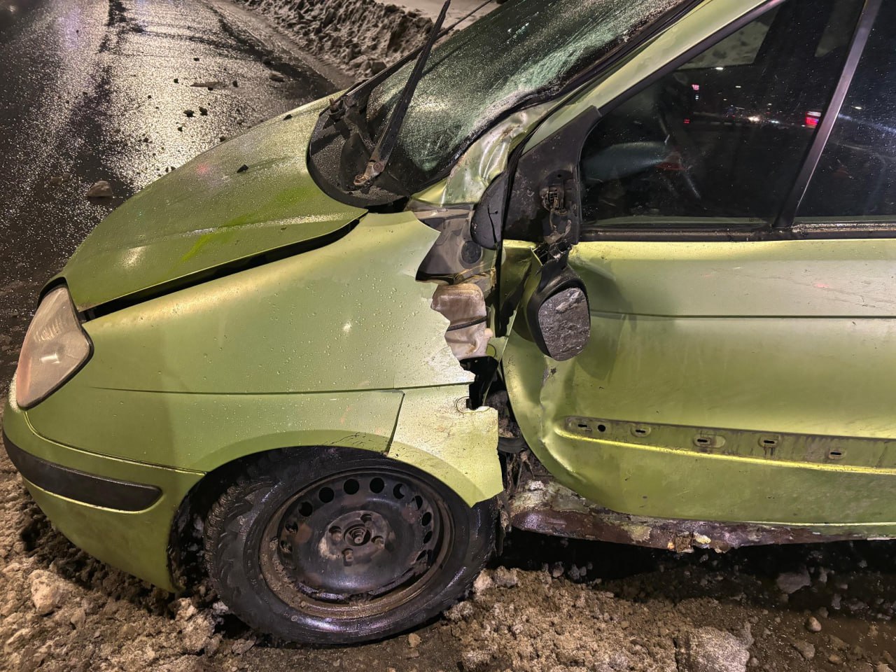 В Кирове водитель врезался в опору ЛЭП